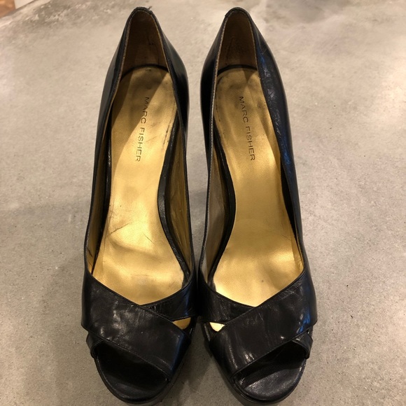 Cute black heels with a peekaboo toe - Picture 2 of 4